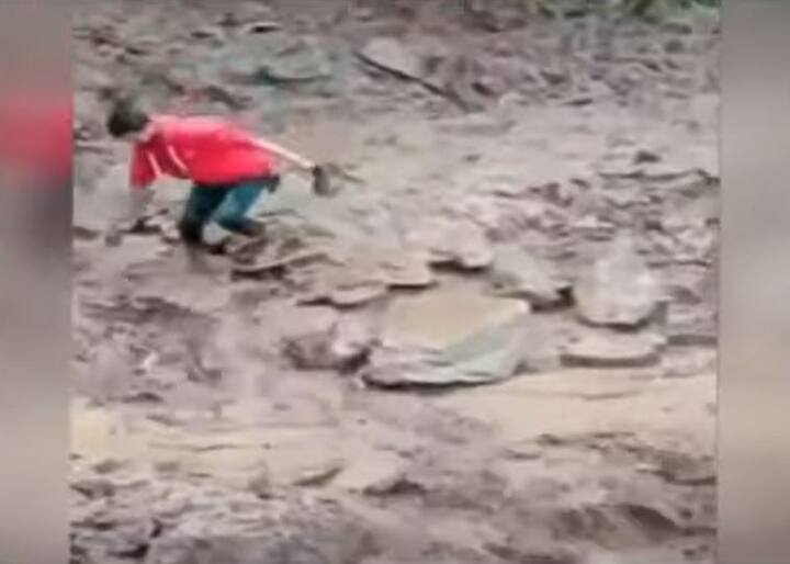 ਉਨ੍ਹਾਂ ਦੱਸਿਆ ਕਿ ਪਿੰਡ ਟਾਂਗਾ ਵਿੱਚ ਇੱਕ ਵਿਅਕਤੀ ਨੂੰ ਬਚਾਇਆ ਗਿਆ, ਜਿਸ ਨੇ ਦੱਸਿਆ ਕਿ ਦਰਿਆ ਵਿੱਚ 11 ਹੋਰ ਰੁੜ੍ਹ ਗਏ ਹਨ। ਇਹ ਦੋਵੇਂ ਪਿੰਡ ਪਿਥੌਰਾਗੜ੍ਹ ਦੀ ਬਾਂਗਾਪਾਨੀ ਸਬ-ਡਿਵੀਜ਼ਨ ਵਿੱਚ ਪੈਂਦੇ ਹਨ।