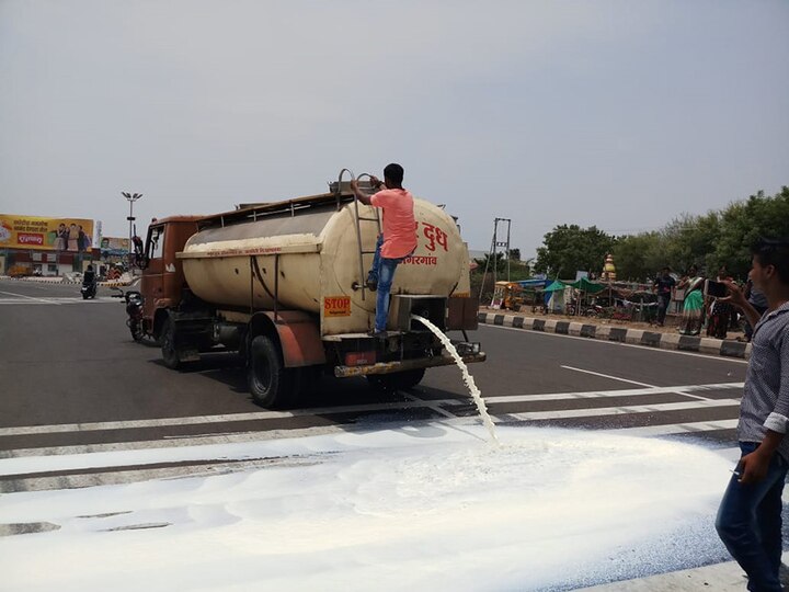 Milk Protest, hundreds of Litre milk thrown on roads ਸੜਕਾਂ 'ਤੇ ਦੁੱਧ ਦੀਆਂ ਨਦੀਆਂ! ਸੈਂਕੜੇ ਲੀਟਰ ਦੁੱਧ ਰੋੜ੍ਹਿਆ