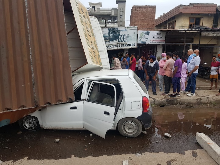 Suddenly  trailer-truck fell on the car, completely crushed Alto ਅਚਾਨਕ ਕਾਰ ਉੱਪਰ ਆ ਡਿੱਗਿਆ ਟਰਾਲਾ, ਪੂਰੀ ਤਰ੍ਹਾਂ ਪਿਸ ਗਈ ਆਲਟੋ