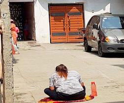 ਵਿਆਹ ਕਰਵਾਉਣ ਲਈ ਪ੍ਰੇਮੀ ਦੇ ਘਰ ਅੱਗੇ ਕੁੜੀ ਨੇ ਲਾਇਆ ਧਰਨਾ