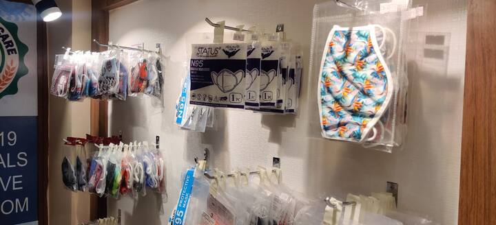 ਕੋਰੋਨਾਵਾਇਰਸ ਤੋਂ ਬੱਚਣ ਲਈ ਕਈ ਤਰ੍ਹਾਂ ਦੇ ਪ੍ਰੋਡਕਟਸ ਜਿਵੇਂ ਕਿ ਮਾਸਕ, ਸੈਨੇਟਾਇਜ਼ਰ ਅਤੇ ਫੇਸ ਕਵਰ ਆਦਿ ਸਾਡੀ ਲਈ ਲਾਜ਼ਮੀ ਹੋ ਗਏ ਹਨ।ਅੰਮ੍ਰਿਤਸਰ ਦੇ ਇੱਕ ਸਖਸ਼ ਨੇ ਅਜਿਹਾ ਸ਼ੋ ਰੂਮ ਖੋਲ ਦਿੱਤਾ ਹੈ ਜਿੱਥੇ ਕੋਰੋਨਾ ਤੋਂ ਬਚਣ ਦਾ ਉਹ ਸਾਰਾ ਸਮਾਨ ਮਿਲੇਗਾ।