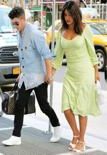 ਫ੍ਰੈਂਚ ਡਿਜ਼ਾਈਨਰ ਦੇ ਕੱਪੜੇ ਅਤੇ ਇਤਾਲਵੀ ਲੈਦਰ ਦੇ ਸੈਂਡਲ, ਅੰਦਾਜ਼ਾ ਲਾਉਣਾ ਵੀ ਔਖਾ ਹੈ ਪ੍ਰਿਅੰਕਾ ਚੋਪੜਾ ਦੀ ਇਸ ਲੁੱਕ ਦਾ ਖਰਚ