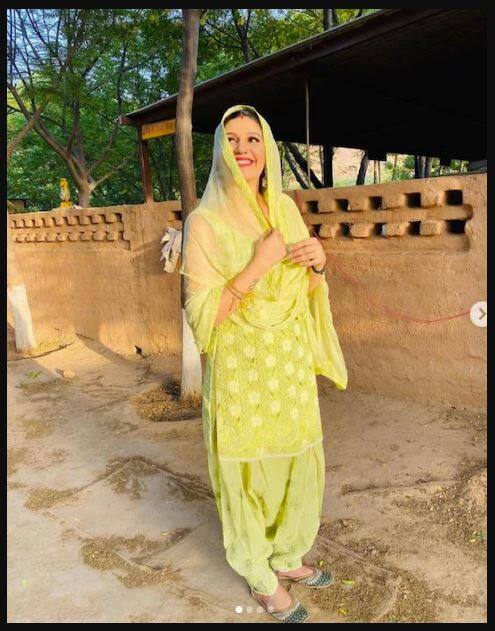 ਸਪਨਾ ਦੀ ਮਾਂਗ 'ਚ ਭਰੇ ਇਸ ਸਿੰਦੂਰ ਨੇ ਕਈ ਸਵਾਲ ਖੜ੍ਹੇ ਕਰ ਦਿੱਤੇ ਹਨ। ਕਮੈਂਟ ਬਾਕਸ 'ਚ ਪ੍ਰਸ਼ੰਸਕ ਸਵਾਲ ਕਰ ਰਹੇ ਹਨ ਕਿ ਕੀ ਸਪਨਾ ਨੇ ਸੱਚਮੁੱਚ ਵਿਆਹ ਕਰਵਾ ਲਿਆ ਹੈ ਜਾਂ ਬੱਸ ਇਹ ਉਸ ਦੇ ਫੋਟੋਸ਼ੂਟ ਲਈ ਹੈ।