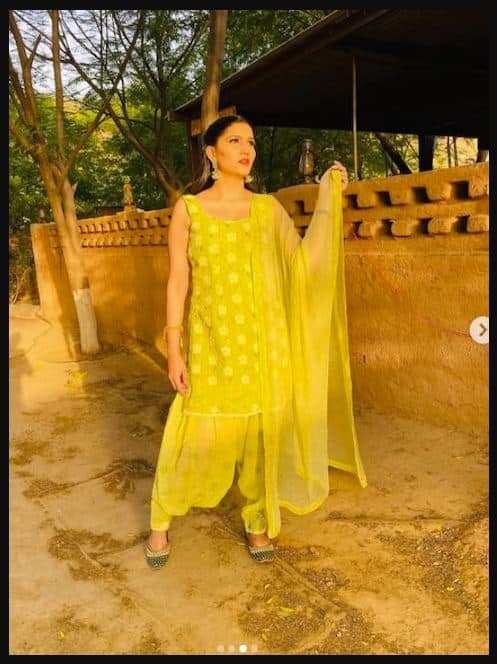 ਪਰ ਇਹ ਤਸਵੀਰਾਂ ਕਾਫੀ ਤੇਜ਼ੀ ਨਾਲ ਅਹੁਲ ਮੀਡੀਆ 'ਤੇ ਵਾਇਰਲ ਹੋ ਰਹੀਆਂ ਹਨ।