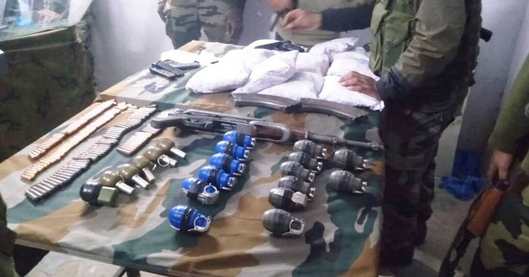 A joint team of Army & police during checking Arrested trio with heavy ammunition and drugs 10 ਕਿਲੋ ਨਸ਼ਾ, AK 47 ਅਤੇ ਭਾਰੀ ਮਾਤਰਾ 'ਚ ਗੋਲਾ ਬਾਰੂਦ ਸਣੇ 2 ਮੁਲਜ਼ਮ ਗ੍ਰਿਫ਼ਤਾਰ