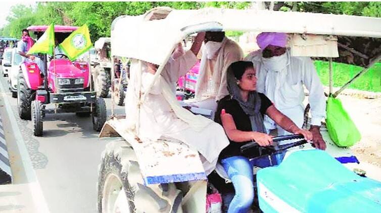 tractor march in Punjab against ordinances Bathinda girl leads on tractor ਦਾਦੀ ਨੂੰ ਨਾਲ ਬਿਠਾ ਕੇ ਬਠਿੰਡਾ ਦੀ ਕੁੜੀ ਨੇ ਮੋਦੀ ਸਰਕਾਰ ਵਿਰੁੱਧ ਪਾਇਆ ਟਰੈਕਟਰ ਦਾ ਗੇਅਰ