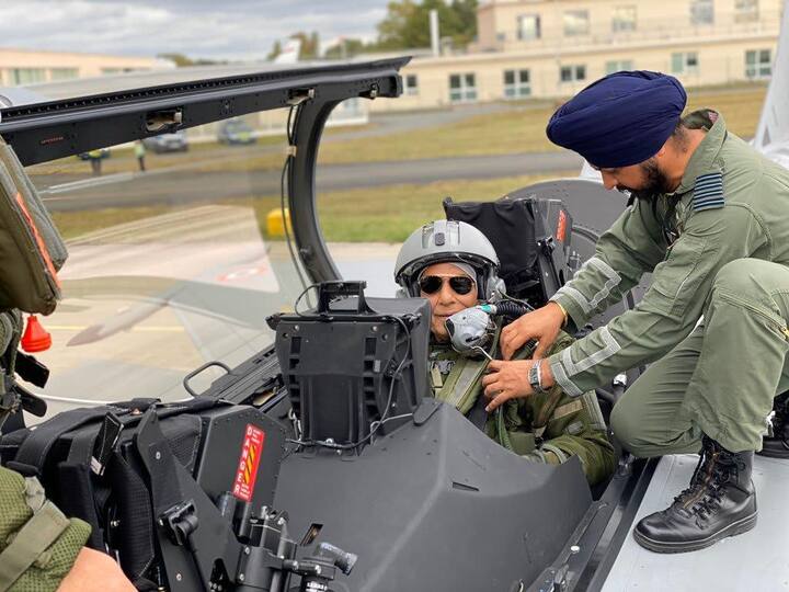 ਹਰਕੀਰਤ ਨੂੰ ਖ਼ਰਾਬ ਇੰਜਨ ਦੇ ਬਾਵਜੂਦ ਮੁਸ਼ਕਲ ਹਾਲਾਤ ਵਿੱਚ ਲੜਾਕੂ ਜਹਾਜ਼ ਮਿੱਗ ਨੂੰ ਲੈਂਡਿੰਗ ਕਰਨ ਲਈ ਸ਼ੌਰਿਆ ਚੱਕਰ ਨਾਲ ਸਨਮਾਨਿਤ ਕੀਤਾ ਜਾ ਚੁੱਕਿਆ ਹੈ।