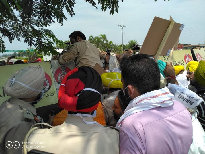  ਦਰਅਸਲ ਆਮ ਆਦਮੀ ਪਾਰਟੀ ਵੱਲੋਂ ਮੁੱਖ ਮੰਤਰੀ ਕੈਪਟਨ ਅਮਰਿੰਦਰ ਸਿੰਘ ਨੂੰ ਲੱਭਣ ਲਈ ਅੱਜ ਮੁਹਾਲੀ ਤੋਂ ਸਰਚ ਅਭਿਆਨ ਸ਼ੁਰੂ ਕੀਤਾ ਗਿਆ। ਆਪਣੇ ਪ੍ਰਦਰਸ਼ਨ ਰਾਹੀਂ 'ਆਪ' ਆਗੂ ਮੁੱਖ ਮੰਤਰੀ ਦੀ ਭਾਲ ਮੁਹਾਲੀ ਤੋਂ ਸ਼ੁਰੂ ਕਰਕੇ ਕੈਪਟਨ ਦੇ ਫਾਰਮ ਹਾਊਸ ਤੱਕ ਜਾਣਾ ਚਾਹੁੰਦੇ ਸੀ।