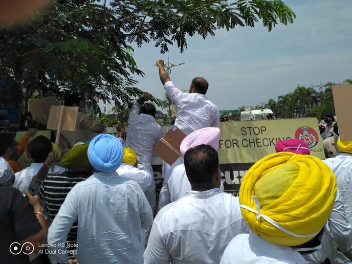 ਆਮ ਆਦਮੀ ਪਾਰਟੀ ਇਹ ਰੋਸ ਪ੍ਰਦਰਸ਼ਨ ਸੂਬੇ 'ਚ ਨਕਲੀ ਸ਼ਰਾਬ ਨਾਲ ਹੋ ਰਹੀਆਂ ਮੌਤਾਂ ਦੇ ਰੋਸ ਵਜੋਂ ਪੰਜਾਬ ਸਰਕਾਰ ਖ਼ਿਲਾਫ਼ ਕਰ ਰਹੀ ਹੈ।