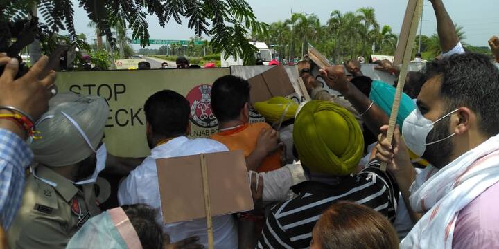 ਪੁਲਿਸ ਨੇ ਮੁਹਾਲੀ ਵਿਖੇ ਆਮ ਆਦਮੀ ਪਾਰਟੀ ਦੇ ਪ੍ਰਧਾਨ ਭਗਵੰਤ ਮਾਨ, ਹਰਪਾਲ ਚੀਮਾ ਤੇ 'ਆਪ' ਦੇ ਹੋਰ ਵਿਧਾਇਕਾਂ ਤੇ ਲੀਡਰਾਂ ਨੂੰ ਹਿਰਾਸਤ 'ਚ ਲੈ ਲਿਆ। ਇਹ ਲੀਡਰ ਮੁੱਖ ਮੰਤਰੀ ਕੈਪਟਨ ਅਮਰਿੰਦਰ ਦੀ ਰਿਹਾਇਸ਼ ਵੱਲ ਮਾਰਚ ਕਰ ਰਹੇ ਸੀ।