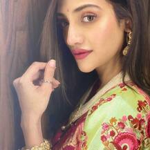 ਦੇਸ਼ ਦੀ ਖੂਬਸੂਰਤ ਸੰਸਦ ਮੈਂਬਰ ਨੇ ਪਤੀ ਨਾਲ ਸ਼ੇਅਰ ਕੀਤੀਆਂ ਹੌਟ ਤਸਵੀਰਾਂ, ਰੋਮਾਂਟਿਕ ਅੰਦਾਜ਼ ਹੋ ਰਿਹਾ ਵਾਇਰਲ