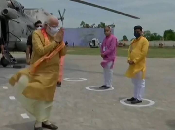 ਪ੍ਰਧਾਨ ਮੰਤਰੀ ਨਰਿੰਦਰ ਮੋਦੀ ਭੂਮੀ ਪੂਜਾ ਲਈ ਅਯੁੱਧਿਆ ਪਹੁੰਚੇ ਹਨ। ਪ੍ਰਧਾਨ ਮੰਤਰੀ ਮੋਦੀ ਪਹਿਲਾਂ ਹਨੂੰਮਾਨਗੜ੍ਹੀ ਮੰਦਰ ਪਹੁੰਚੇ ਤੇ ਉੱਥੇ ਲਗਪਗ 10 ਮਿੰਟ ਤਕ ਪੂਜਾ ਕੀਤੀ। ਵੇਖੋ ਫੋਟੋਆਂ।