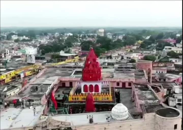 ਪੀਐਮ ਮੋਦੀ ਨੇ ਹਨੂੰਮਾਨਗੜ੍ਹੀ ਮੰਦਰ ਪਹੁੰਚੇ ਲੋਕਾਂ ਦਾ ਸਵਾਗਤ ਕੀਤਾ।