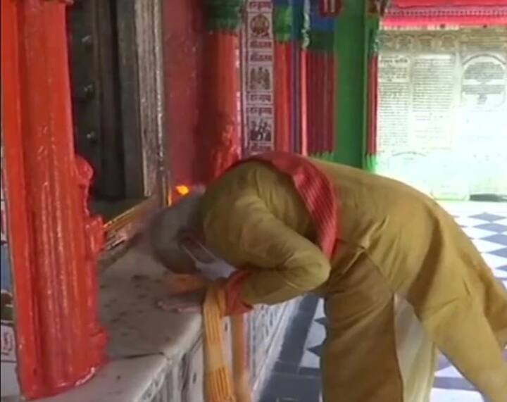 ਇਸ ਤੋਂ ਬਾਅਦ ਪੀਐਮ ਮੋਦੀ, ਸੀਐਮ ਯੋਗੀ ਦੇ ਨਾਲ ਅੰਦਰ ਗਏ ਤੇ ਭਗਵਾਨ ਹਨੂੰਮਾਨ ਦੀ ਆਰਤੀ ਕੀਤੀ।