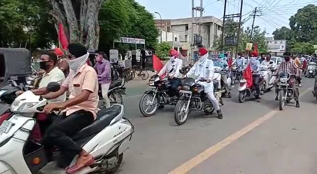 ਅਧਿਆਪਕ ਲੀਡਰ ਰੇਸ਼ਮ ਸਿੰਘ ਨੇ ਕਿਹਾ ਕਿ ਪੂਰੇ ਪੰਜਾਬ ਵਿੱਚ ਜ਼ਿਲ੍ਹਾ ਹੈੱਡਕੁਆਰਟਰਾਂ 'ਤੇ ਮੋਟਰਸਾਈਕਲ ਮਾਰਚ ਕੱਢਿਆ ਗਿਆ। ਕੈਪਟਨ ਦੀ ਸਰਕਾਰ ਨੇ ਪੰਜਾਬ ਦੀ ਜਨਤਾ ਨੂੰ ਕੋਰੋਨਾ ਦਾ ਡਰ ਦੇ ਕੇ ਘਰਾਂ ਵਿੱਚ ਵਾੜ ਕੇ ਆਪਣੀ ਹੱਕੀ ਫ਼ੈਸਲੇ ਲਾਗੂ ਕਰਨ ਦੇ ਚੱਲਦੇ ਮਿਡਲ ਸਕੂਲ ਤੇ ਸਰਕਾਰੀ ਦਾਇਰੇ ਬੰਦ ਕਰਨ ਤੇ ਵੇਚਣ ਦੇ ਫੈਸਲੇ ਕਰ ਰਹੀ ਹੈ। ਇਸ ਦੇ ਰੋਸ ਵਜੋਂ ਅੱਜ ਇਹ ਪ੍ਰਦਰਸ਼ਨ ਕੀਤਾ ਗਿਆ। ਉਨ੍ਹਾਂ ਕਿਹਾ ਕਿ ਅਸੀਂ ਪੰਜਾਬ ਭਰ ਵਿੱਚ ਇਹ ਮੁਜ਼ਾਹਰੇ ਕਰ ਰਹੇ ਹਾਂ।