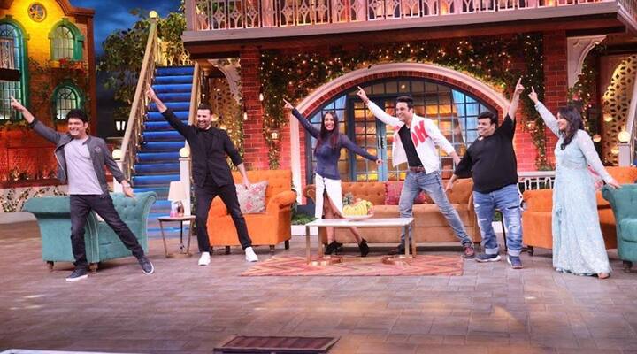 ਇਨ੍ਹਾਂ ਤਸਵੀਰਾਂ 'ਚ 'ਦ ਕਪਿਲ ਸ਼ਰਮਾ ਸ਼ੋਅ' ਦਾ ਪੂਰਾ ਪਰਿਵਾਰ ਆਪਣੇ ਮਹਿਮਾਨਾਂ ਨਾਲ ਖੂਬ ਮਸਤੀ ਕਰਦਾ ਦਿਖਾਈ ਦੇ ਰਿਹਾ ਹੈ। ਇਸ ਪਰਿਵਾਰਕ ਵਿਸ਼ੇਸ਼ ਐਪੀਸੋਡ ਦੇ ਜ਼ਰੀਏ ਦਰਸ਼ਕਾਂ ਨੂੰ ਸਟੇਜ 'ਤੇ ਕੱਪਲ ਦੀ ਜ਼ਿੰਦਗੀ ਦੀ ਯਾਤਰਾ, ਉਨ੍ਹਾਂ ਦੇ ਵਿਆਹ ਤੇ ਹੋਰ ਬਹੁਤ ਕੁਝ ਪਤਾ ਲੱਗ ਜਾਵੇਗਾ। ਇਹ ਕਾਮੇਡੀ ਨਾਲ ਭਰੀ ਰੋਲਰ ਕੋਸਟਰ ਰਾਈਡ ਇਸ ਹਫਤੇ ਸ਼ਨੀਵਾਰ ਨੂੰ ਪ੍ਰਸਾਰਿਤ ਹੋਵੇਗਾ।