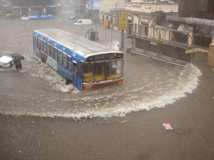 Mumbai heavy rain red alert rescue 500 people local trains  ਮੁੰਬਈ 'ਚ ਜਨਜੀਵਨ ਬੇਹਾਲ, ਦੋ ਟਰੇਨਾਂ ਜ਼ਰੀਏ 500 ਲੋਕਾਂ ਨੂੰ ਕੀਤਾ ਰੈਸੀਕਿਊ, ਰੈੱਡ ਅਲਰਟ ਜਾਰੀ
