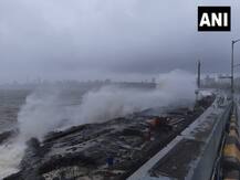 ਮੁੰਬਈ 'ਚ ਭਾਰੀ ਮੀਂਹ ਨਾਲ ਜਲਥਲ, ਸੁਮੰਦਰ 'ਚ ਵੀ ਉੱਠ ਰਹੀਆਂ ਉੱਚੀਆਂ ਲਹਿਰਾਂ, ਵੇਖੋ ਤਸਵੀਰਾਂ