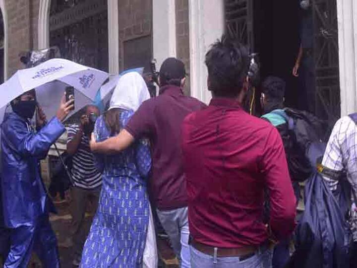 ਰੀਆ 'ਤੇ ਇਲਜ਼ਾਮ ਹੈ ਕਿ ਉਸ ਨੇ ਸੁਸ਼ਾਂਤ ਦਾ ਫਲੈਟ ਛੱਡਣ ਤੋਂ ਪਹਿਲਾਂ ਸੁਸ਼ਾਂਤ ਦੇ ਬੈਂਕ ਪਾਸਬੁੱਕ, ਕ੍ਰੈਡਿਟ ਕਾਰਡ ਅਤੇ ਉਸ ਦੇ ਪਾਸਵਰਡ ਵੀ ਨਾਲ ਲੈ ਗਈ ਸੀ। ਇਸ ਦੇ ਨਾਲ ਹੀ ਉਸ 'ਤੇ ਲੈਪਟੌਪ ਅਤੇ ਗਹਿਣੇ ਵੀ ਨਾਲ ਲੈ ਕੇ ਜਾਣ ਦੇ ਇਲਜ਼ਾਮ ਹਨ।