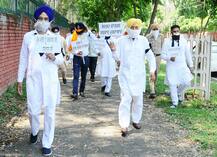 ਵਿਰੋਧ ਪ੍ਰਦਰਸ਼ਨ ਕਰ ਰਹੇ ਅਕਾਲੀਆਂ ਨੇ ਬੋਲਿਆ ਗਵਰਨਰ ਹਾਊਸ ਵੱਲ ਧਾਵਾ, ਵੇਖੋ ਤਸਵੀਰਾਂ
