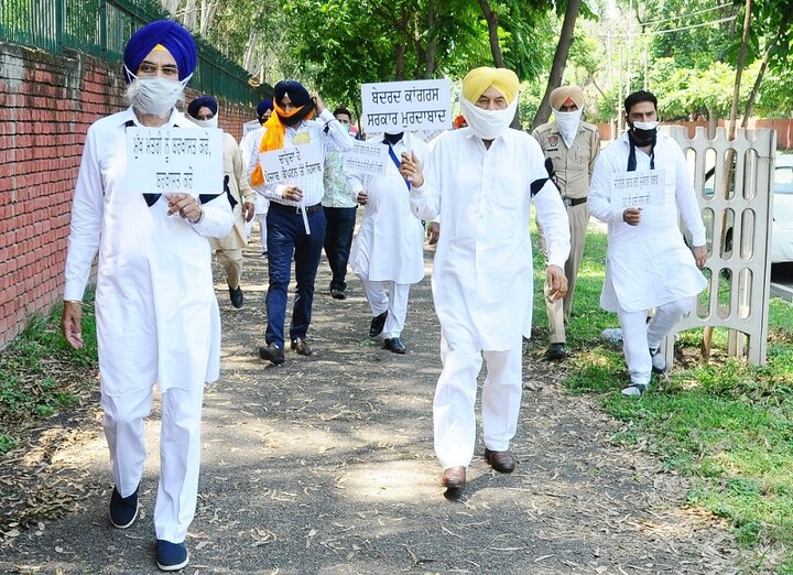 ਜ਼ਹਿਰੀਲੀ ਸ਼ਰਾਬ ਨਾਲ ਤਰਨ ਤਾਰਨ, ਅੰਮ੍ਰਿਤਸਰ ਤੇ ਗੁਰਦਾਸਪੁਰ ਵਿੱਚ ਹੋਈਆਂ ਮੌਤਾਂ ਦੇ ਰੋਸ ਵਜੋਂ ਸ਼੍ਰੋਮਣੀ ਅਕਾਲੀ ਦਲ ਨੇ ਅੱਜ ਚੰਡੀਗੜ੍ਹ ਵੱਲ ਧਾਵਾ ਬੋਲਿਆ।