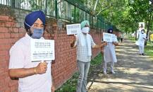 ਵਿਰੋਧ ਪ੍ਰਦਰਸ਼ਨ ਕਰ ਰਹੇ ਅਕਾਲੀਆਂ ਨੇ ਬੋਲਿਆ ਗਵਰਨਰ ਹਾਊਸ ਵੱਲ ਧਾਵਾ, ਵੇਖੋ ਤਸਵੀਰਾਂ