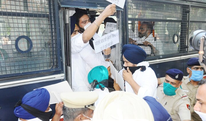 ਅਕਾਲੀ ਦਲ ਦੇ ਵਰਕਰਾਂ ਨੂੰ 300 ਮੀਟਰ ਦੀ ਦੂਰੀ 'ਤੇ ਹੀ ਚੰਡੀਗੜ੍ਹ ਪੁਲਿਸ ਨੇ ਬੈਰੀਕੇਡ ਲਾ ਕੇ ਰੋਕ ਲਿਆ। ਲਗਾਤਾਰ ਵਧ ਰਹੇ ਪ੍ਰਦਰਸ਼ਨ ਨੂੰ ਦੇਖਦੇ ਹੋਏ ਚੰਡੀਗੜ੍ਹ ਪੁਲਿਸ ਵੱਲੋਂ ਸਾਰੇ ਹੀ ਅਕਾਲੀ ਦਲ ਦੇ ਵਰਕਰਾਂ ਨੂੰ ਹਿਰਾਸਤ ਵਿੱਚ ਲੈ ਲਿਆ।