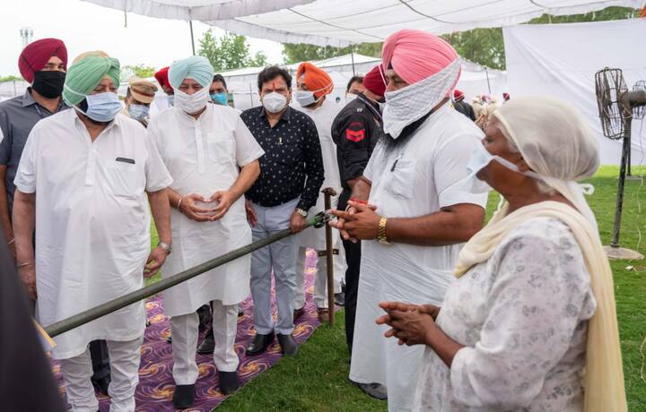 ਦਰਅਸਲ ਵਿਰੋਧੀ ਧਿਰਾਂ ਵੱਲੋਂ ਅਲੋਚਨਾ ਹੋਣ ਮਗਰੋਂ ਕੈਪਟਨ ਨੇ ਇਹ ਫੈਸਲਾ ਲਿਆ। ਇਸ ਤੋਂ ਪਹਿਲਾਂ ਲਗਾਤਾਰ ਸਵਾਲ ਚੁੱਕੇ ਜਾ ਰਹੇ ਸੀ ਕਿ ਆਖਰ ਮੁੱਖ ਮੰਤਰੀ ਪੀੜਤ ਪਰਿਵਾਰਾਂ ਦਾ ਹਾਲ ਜਾਣਨ ਕਿਉਂ ਨਹੀਂ ਪਹੁੰਚੇ।