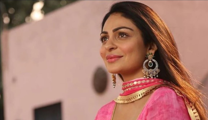 Neeru Bajwa dances to Gippy Grewal's song, video makes a splash ਨੀਰੂ ਬਾਜਵਾ ਨੇ ਗਿੱਪੀ ਗਰੇਵਾਲ ਦੇ ਗਾਣੇ 'ਤੇ ਕੀਤਾ ਡਾਂਸ, ਵੀਡੀਓ ਨੇ ਪਾਈ ਧੂਮ