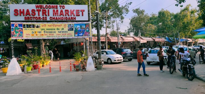 ਉਨ੍ਹਾਂ ਦਾ ਕਹਿਣਾ ਹੈ ਕਿ ਐਮਪੀ ਕਿਰਨ ਖੇਰ ਨੇ ਕਿਸੇ ਦੀ ਵੀ ਸਾਰ ਨਹੀਂ ਲਈ। ਹਾਲਾਂਕਿ ਜਦ ਉਹ ਜਿੱਤੇ ਸੀ ਤਾਂ ਪੂਰੇ ਚੰਡੀਗੜ੍ਹ ਦੇ ਵਿੱਚ ਲੱਡੂ ਵੰਡੇ ਗਏ ਤੇ ਹੁਣ ਲੌਕਡਾਊਨ 'ਚ ਕਿਸੇ ਨੂੰ ਰੋਟੀ ਤੱਕ ਨਹੀਂ ਵੰਡੀ। 