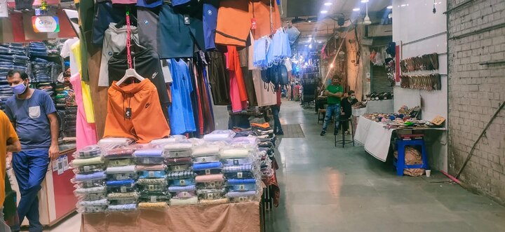 ਚੰਡੀਗੜ੍ਹ ਦੇ ਦੁਕਾਨ ਮਾਲਕਾਂ ਨੇ ਕਿਹਾ ਕਿ ਪ੍ਰਸ਼ਾਸਨ ਨੇ ਸਾਡੇ ਹੱਥ ਤਾਂ ਕੀ ਫੜਨੇ ਉਲਟਾ ਨਵੇਂ ਤੋਂ ਨਵੇਂ ਤਜਰਬੇ ਛੋਟੀ ਮਾਰਕੀਟਾਂ 'ਤੇ ਹੀ ਕੀਤੇ ਜਾ ਰਹੇ ਹਨ। ਇੱਕ ਤਾਂ ਪਹਿਲਾਂ ਹੀ ਰੁਜ਼ਗਾਰ ਠੱਪ ਪਿਆ ਹੈ ਤੇ ਹੁਣ ਔਡ ਈਵਨ ਫਾਰਮੂਲਾ ਲਾਗੂ ਕਰਨ ਨਾਲ ਹੋਰ ਸੱਟ ਵੱਜੇਗੀ। 