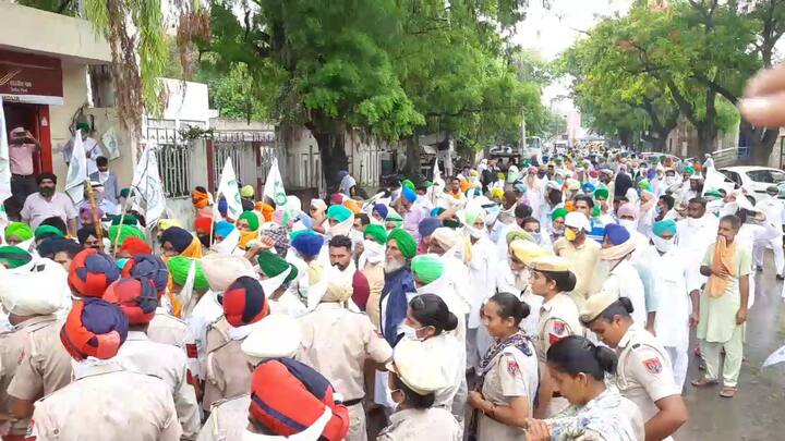 ਅੱਜ ਬਠਿੰਡਾ ਵਿੱਚ ਵੀ ਭਾਰਤੀ ਕਿਸਾਨ ਯੂਨੀਅਨ ਏਕਤਾ ਸਿੱਧੂਪੁਰ ਵੱਲੋਂ ਕੇਂਦਰ ਦੀ ਮੋਦੀ ਸਰਕਾਰ ਖ਼ਿਲਾਫ਼ ਆਪਣਾ ਗੁੱਸਾ ਜ਼ਾਹਿਰ ਕਰਦੇ ਹੋਏ ਪ੍ਰਦਰਸ਼ਨ ਕੀਤਾ ਗਿਆ, ਜਿਸ ਦੇ ਚਲਦਿਆਂ ਕਈ ਪੁਲਿਸ ਨੇ ਕਈ ਕਿਸਾਨਾਂ ਨੂੰ ਹਿਰਾਸਤ 'ਚ ਲਿਆ।