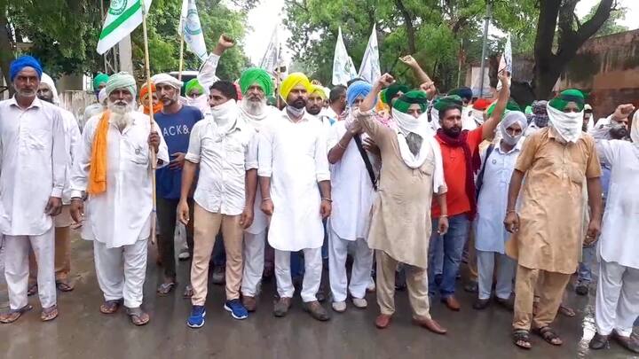 ਕੇਂਦਰ ਸਰਕਾਰ ਵੱਲੋਂ ਲਿਆਏ ਜਾਰੀ ਆਰਡੀਨੈੱਸ ਬਿੱਲ ਖ਼ਿਲਾਫ਼ ਆਏ ਦਿਨ ਪੰਜਾਬ ਭਰ ਦੀਆਂ ਕਿਸਾਨ ਜਥੇਬੰਦੀਆਂ ਵੱਲੋਂ ਕੇਂਦਰ ਸਰਕਾਰ ਖ਼ਿਲਾਫ਼ ਰੋਸ ਪ੍ਰਦਰਸ਼ਨ ਕੀਤਾ ਜਾ ਰਿਹਾ ਹੈ।