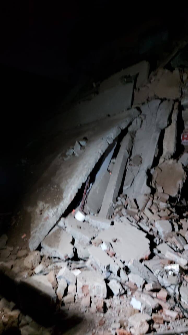 ਦੇਰ ਰਾਤ ਅੰਮ੍ਰਿਤਸਰ 'ਚ ਇੱਕ ਤਿੰਨ ਮੰਜ਼ਲਾਂ ਘਰ ਅਚਾਨਕ ਢਹਿ-ਢੇਰੀ ਹੋ ਗਿਆ ਜਿਸ 'ਚ ਕਿਸੇ ਜਾਨੀ ਨੁਕਸਾਨ ਦੀ ਖ਼ਬਰ ਨਹੀਂ।