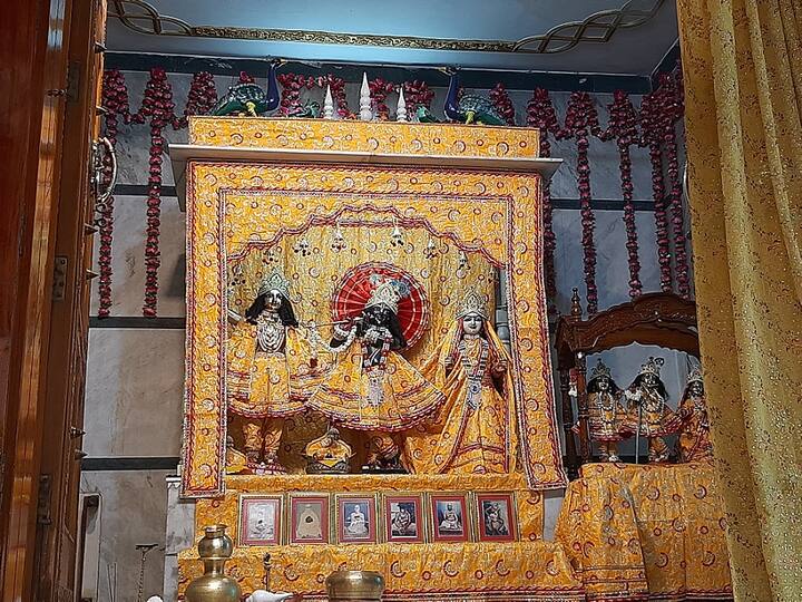 ਬਠਿੰਡਾ ਦੇ ਗੋਡੀਆਂ ਮੱਠ ਮੰਦਰ ਦੀ ਗੱਲ ਕਰੀਏ ਤਾਂ ਮੰਦਰ ਦੀ ਫੁੱਲਾਂ ਨਾਲ ਸਜਾਵਟ ਕੀਤੀ ਜਾ ਰਹੀ ਹੈ। ਇਸ ਦੌਰਾਨ ਦੂਜੇ ਪਾਸੇ ਮੰਦਰ ਦੇ ਪੁਜਾਰੀ ਰਾਧਾਰਮਨ ਦਾਸ ਨੇ ਦੱਸਿਆ ਕਿ ਬੇਸ਼ੱਕ ਜਨਮ ਅਸ਼ਟਮੀ ਦਾ ਤਿਉਹਾਰ ਕੱਲ੍ਹ ਮਨਾਇਆ ਜਾ ਰਿਹਾ ਹੈ ਪਰ ਅਸੀਂ ਆਪਣੇ ਮੰਦਰਾਂ 'ਚ ਸਜਾਵਟ ਕੀਤੀ ਹੈ।