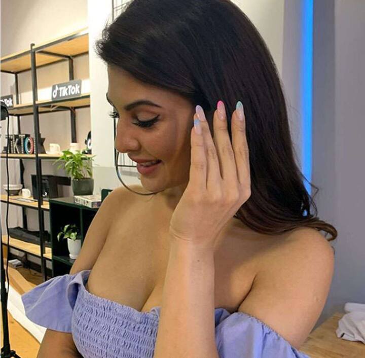 ਕਈਆਂ ਨੂੰ ਪਤਾ ਨਹੀਂ ਹੋਏਗਾ ਕਿ ਜੈਕਲੀਨ ਦਾ ਪਹਿਲਾ ਬੁਆਏਫ੍ਰੈਂਡ ਬਹਿਰੀਨ ਦਾ ਪ੍ਰਿੰਸ ਬਿਨ ਰਾਸ਼ਿਦ ਅਲ ਖਲੀਫਾ ਸੀ। ਜੈਕਲੀਨ ਨਾਲ ਬ੍ਰੇਕਅੱਪ ਤੋਂ ਬਾਅਦ ਪ੍ਰਿੰਸ ਨੇ ਇੱਕ ਐਲਬਮ ਜਾਰੀ ਕੀਤੀ ਸੀ ਜਿਸ ਦਾ ਨਾਂ 'ਜੈਕੀ' ਸੀ।