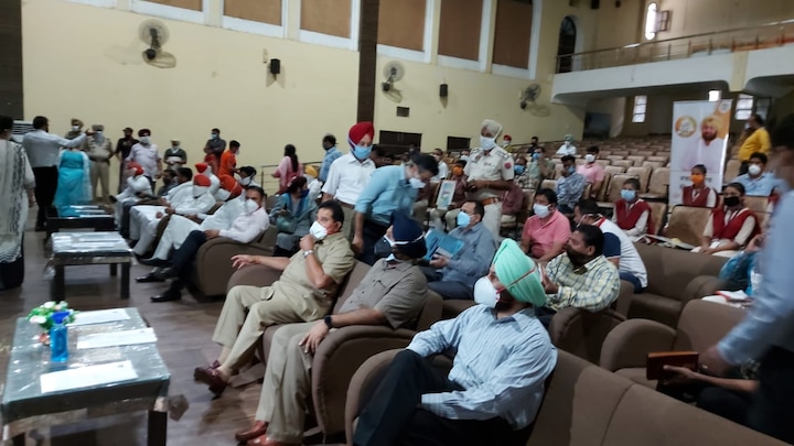 2017 ਦੀਆਂ ਚੋਣਾਂ 'ਚ ਕੈਪਟਨ ਵੱਲੋਂ ਸੂਬੇ ਦੇ ਸਾਰੇ ਨੌਜਵਾਨਾਂ ਨੂੰ ਸਮਾਰਟਫੋਨ ਦੇਣ ਦਾ ਵਾਅਦਾ ਕੀਤਾ ਗਿਆ ਸੀ।