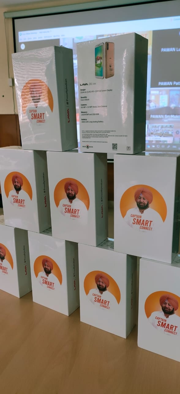 ਸਰਕਾਰ ਬਣਨ ਦੇ ਤਿੰਨ ਸਾਲ ਬਾਅਦ ਵੀ ਅਜੇ ਸਿਰਫ 12ਵੀਂ ਦੇ 50 ਹਜ਼ਾਰ ਵਿਦਿਆਰਥੀਆਂ ਨੂੰ ਹੀ ਇਹ ਸਮਾਰਟਫੋਨ ਵੰਡੇ ਜਾਣਗੇ।