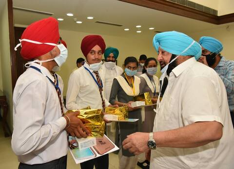 ਕੈਪਟਨ ਨੇ ਨੌਜਵਾਨਾਂ ਨੂੰ ਵੰਡੇ ਸਮਾਰਟਫੋਨ, ਵੇਖੋ ਤਸਵੀਰਾਂ ਕੈਪਟਨ ਨੇ ਨੌਜਵਾਨਾਂ ਨੂੰ ਵੰਡੇ ਸਮਾਰਟਫੋਨ, ਵੇਖੋ ਤਸਵੀਰਾਂ