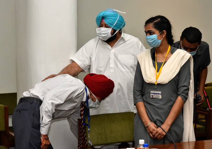 ਲਾਵਾ ਕੰਪਨੀ ਦੇ ਇਸ ਸਮਾਰਟਫੋਨ 'ਤੇ ਕੈਪਟਨ ਅਮਰਿੰਦਰ ਸਿੰਘ ਦੀ ਤਸਵੀਰ ਦੇਖੀ ਜਾ ਸਕਦੀ ਹੈ।