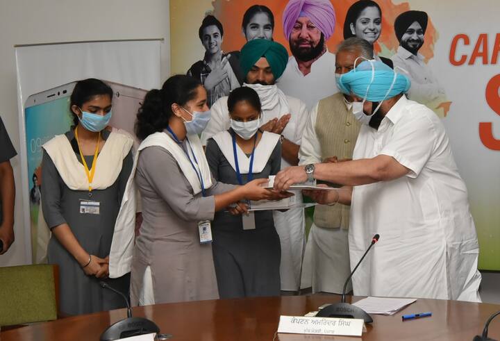 2017 ਦੀਆਂ ਚੋਣਾਂ 'ਚ ਕੈਪਟਨ ਵੱਲੋਂ ਸੂਬੇ ਦੇ ਸਾਰੇ ਨੌਜਵਾਨਾਂ ਨੂੰ ਸਮਾਰਟਫੋਨ ਦੇਣ ਦਾ ਵਾਅਦਾ ਕੀਤਾ ਗਿਆ ਸੀ।