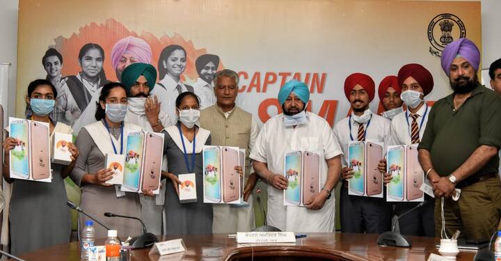 ਇਸ ਦੌਰਾਨ ਪੰਜਾਬ ਪਾਰਟੀ ਪ੍ਰਧਾਨ ਸੁਨੀਲ ਜਾਖੜ ਨੇ ਕਿਹਾ ਕਿ ਇਹ ਸਕੀਮ ਗਰੀਬ ਬੱਚਿਆਂ ਨੂੰ ਆਨਲਾਈਨ ਐਜੂਕੇਸ਼ਨ 'ਚ ਮਦਦਗਾਰ ਸਾਬਿਤ ਹੋਵੇਗੀ।