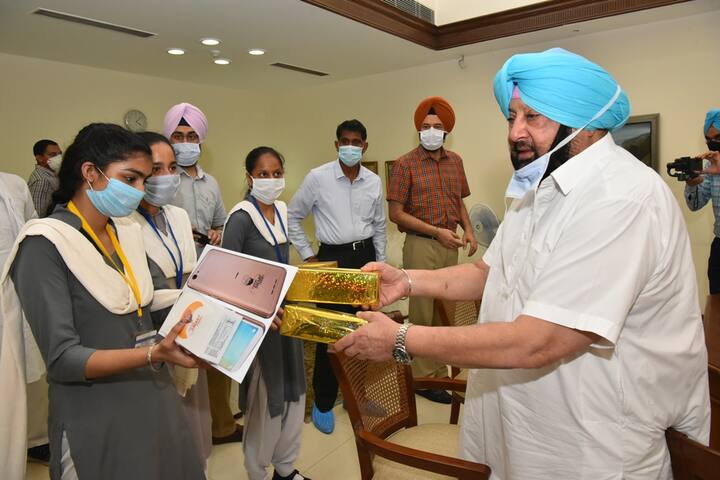 ਕੁਝ ਦਿਨ ਪਹਿਲਾਂ ਹੀ ਕੈਪਟਨ ਸਰਕਾਰ ਵੱਲੋਂ ਐਲਾਨ ਕੀਤਾ ਗਿਆ ਸੀ ਕਿ ਪਹਿਲੇ ਪੜਾਅ 'ਚ 50 ਹਜ਼ਾਰ ਸਮਾਰਟਫੋਨ ਵੰਡੇ ਜਾਣਗੇ।