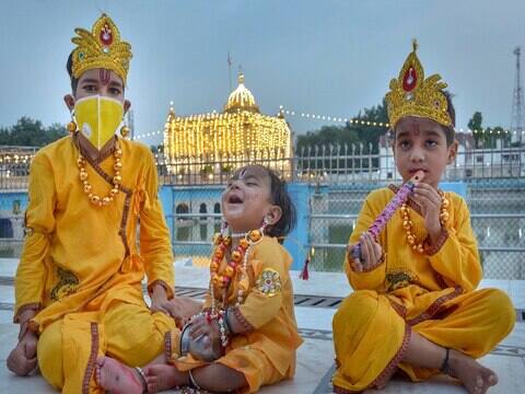 ਮਥੁਰਾ 'ਚ ਕ੍ਰਿਸ਼ਨ ਜਨਮਆਸ਼ਟਮੀ ਦੇ ਮੁੱਖ ਆਕਰਸ਼ਨ ਮੰਨੇ ਜਾਣ ਵਾਲੇ ਸ੍ਰੀਕ੍ਰਿਸ਼ਨ ਜਨਮਅਸਥਾਨ 'ਤੇ ਭਗਵਾਨ ਭਵਨ, ਠਾ.ਕੇਸ਼ਵਦੇਵ ਮੰਦਰ, ਗਰਭਗ੍ਰਹਿ ਤੇ ਯੋਗਮਾਇਆ ਮੰਦਰ 'ਚ ਸ੍ਰੀ ਕ੍ਰਿਸ਼ਨ ਜਨਮਆਸ਼ਟਮੀ ਧੂਮਧਾਮ ਨਾਲ ਮਨਾਈ ਗਈ। ਪੂਰੇ ਮੰਦਰ ਦੇ ਬਾਹਰ ਝਾਂਝ, ਮਜੀਰੇ, ਢੋਲ, ਨਗਾੜਿਆਂ ਦੀ ਆਵਾਜ਼ ਨਾਲ ਕਾਨ੍ਹਾ ਦੇ ਜਨਮ ਦੀ ਖੁਸ਼ੀ ਮਨਾਈ ਗਈ।