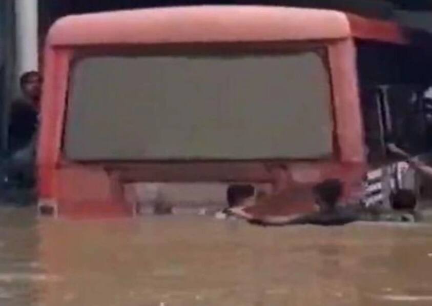 Gujarat heavy rain waterlogged bus stuck monsoon ਮਾਨਸੂਨ ਨੇ ਖੋਲ੍ਹੀ ਪ੍ਰਬੰਧਾਂ ਦੀ ਪੋਲ, ਪਾਣੀ ਨਾਲ ਭਰੇ ਅੰਡਰਪਾਸ 'ਚ ਡੁੱਬੀ ਬੱਸ, JCB ਨਾਲ ਕੱਢਿਆ ਬਾਹਰ