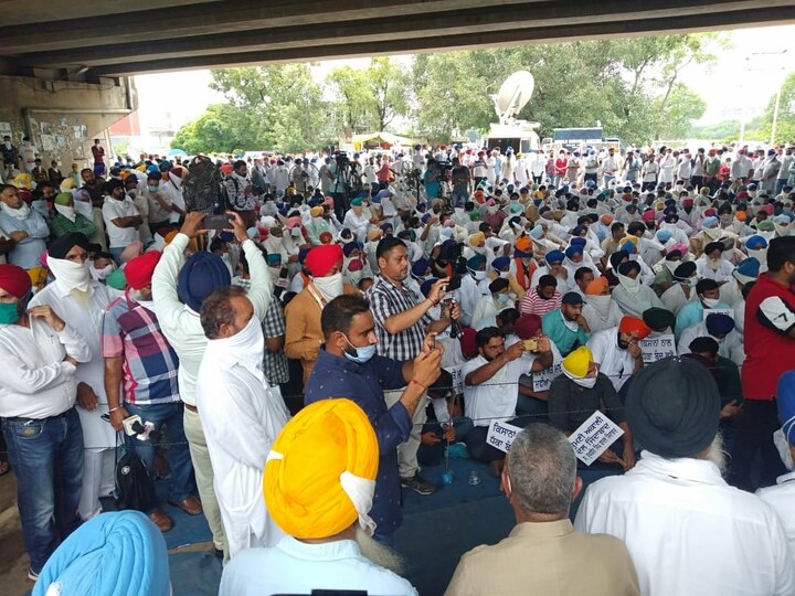 ਸੋਸ਼ਲ ਡਿਸਟੈਂਸਿੰਗ ਦੀ ਉਲੰਘਣਾ ਤੋਂ ਬਿਨਾਂ ਬਹੁਤ ਸਾਰੇ ਅਕਾਲੀ ਵਰਕਰ ਬਿਨਾਂ ਮਾਸਕ ਤੋਂ ਵੀ ਦੇਖੇ ਗਏ। 