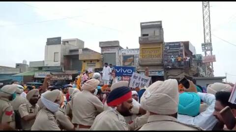 ਜ਼ਹਿਰੀਲੀ ਸ਼ਰਾਬ ਮਾਮਲੇ 'ਚ ਕਾਂਗਰਸੀ MLA ਦਾ ਫੂਕਿਆ ਪੁਤਲਾ, ਅਕਾਲੀਆਂ ਦੀ ਪੁਲਿਸ ਨਾਲ ਝੜਪ ਜ਼ਹਿਰੀਲੀ ਸ਼ਰਾਬ ਮਾਮਲੇ 'ਚ ਕਾਂਗਰਸੀ MLA ਦਾ ਫੂਕਿਆ ਪੁਤਲਾ, ਅਕਾਲੀਆਂ ਦੀ ਪੁਲਿਸ ਨਾਲ ਝੜਪ