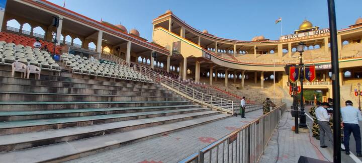 ਸੁਤੰਤਰਤਾ ਦਿਵਸ ਦੇ ਮੌਕੇ 'ਤੇ ਹਰ ਸਾਲ ਪਾਕਿਸਤਾਨ ਨਾਲ ਲੱਗਦੀ ਵਾਹਗਾ-ਅਟਾਰੀ ਸਰਹੱਦ 'ਤੇ ਦੇਸ਼ ਭਗਤੀ ਦਾ ਰੰਗ ਵੇਖਿਆ ਜਾਂਦਾ ਹੈ।ਜਦੋਂ ਹਜ਼ਾਰਾਂ ਭਾਰਤੀ ਮਸ਼ਹੂਰ 'beating retreat' ਸਮਾਗਮ ਨੂੰ ਦੇਖਣ ਲਈ ਇਕੱਠੇ ਹੁੰਦੇ ਹਨ। ਬਾਰਡਰ ਸਿਕਿਓਰਿਟੀ ਫੋਰਸ (ਬੀਐਸਐਫ) ਦੇ ਜਵਾਨ ਭਾਰੀ ਉਤਸ਼ਾਹ ਨਾਲ ਇਸ ਸਮਾਗਮ 'ਚ ਹਿੱਸਾ ਲੈਂਦੇ ਹਨ।