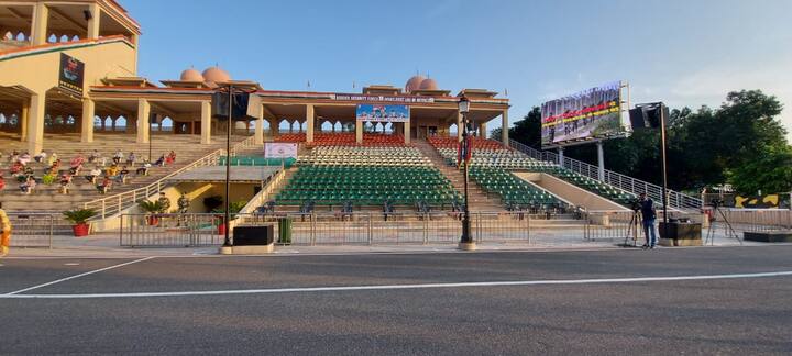 ਇਸ ਸਾਲ, ਵਾਹਗਾ-ਅਟਾਰੀ ਸਰਹੱਦ ਦੇ ਸਾਂਝੇ ਚੈੱਕ ਪੋਸਟ (ਜੇਸੀਪੀ) ਵਿਖੇ ਆਜ਼ਾਦੀ ਦਿਵਸ ਸਮਾਰੋਹ, ਕੋਰੋਨਾਵਾਇਰਸ ਦੇ ਫੈਲਣ ਕਾਰਨ ਬਿਨ੍ਹਾਂ ਦਰਸ਼ਕਾਂ ਤੋਂ ਮਾਨਿਆ ਜਾਵੇਗਾ।ਇਸ ਸਾਲ ਸਿਰਫ 30 ਬੰਦਿਆਂ ਨੂੰ ਇਜਾਜ਼ਤ ਮਿਲੀ ਹੈ।