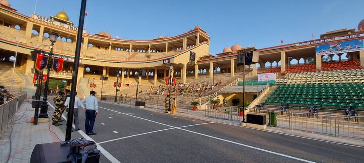 'Beating retreat' ਦੀ ਰਸਮ ਦੋਵਾਂ ਦੇਸ਼ਾਂ ਦਰਮਿਆਨ ਦੁਸ਼ਮਣੀ ਅਤੇ ਭਾਈਚਾਰਕ ਸਾਂਝ ਦੇ ਪ੍ਰਤੀਕ ਨੂੰ ਦਰਸਾਉਂਦੀ ਇਕ ਬਹੁਤ ਹੀ ਸ਼ਾਨਦਾਰ ਘਟਨਾ ਮੰਨੀ ਜਾਂਦੀ ਹੈ। ਇਹ 1959 ਵਿਚ ਦੋਵਾਂ ਦੇਸ਼ਾਂ ਵਿਚਾਲੇ ਸਦਭਾਵਨਾ ਇਸ਼ਾਰੇ ਵਜੋਂ ਸ਼ੁਰੂ ਕੀਤੀ ਗਈ ਸੀ।